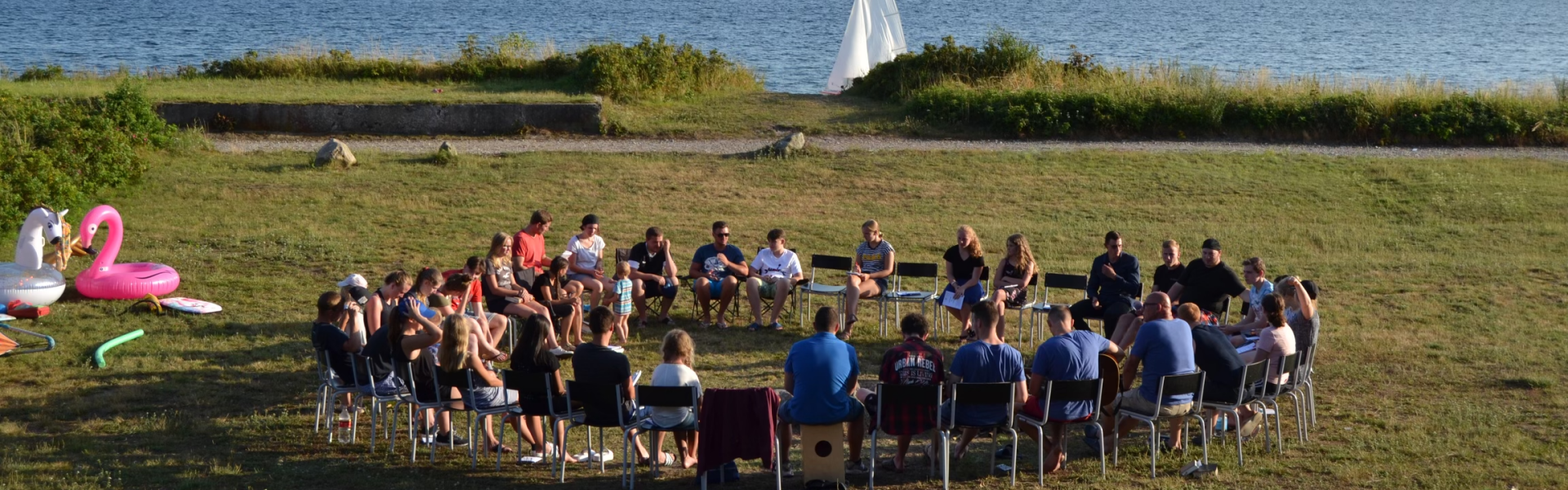 Sitzkreis am Meer auf Jugendfreizeit